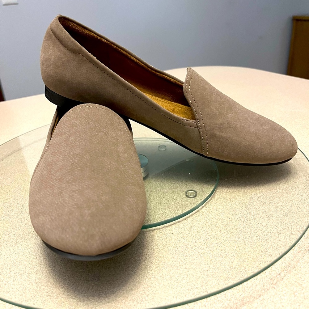 Natural Soul Tan Flats Sz 8